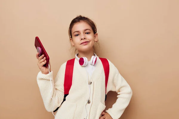 어린 시절 아무런 변화 없이 빨간 배낭을 메고 있는 어린 소녀 — 스톡 사진