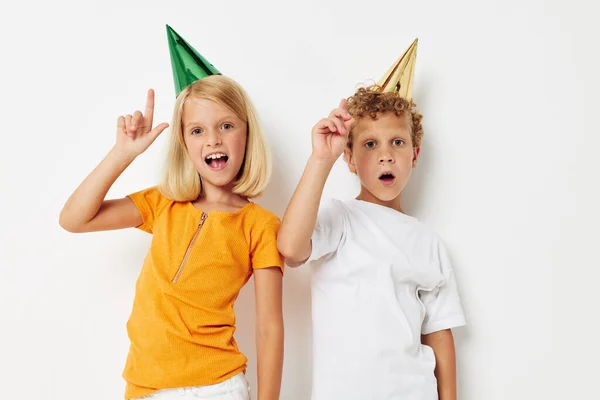 Aranyos óvodás gyerekek sokszínű sapkában születésnapi ünnep érzelem életmód változatlan — Stock Fotó