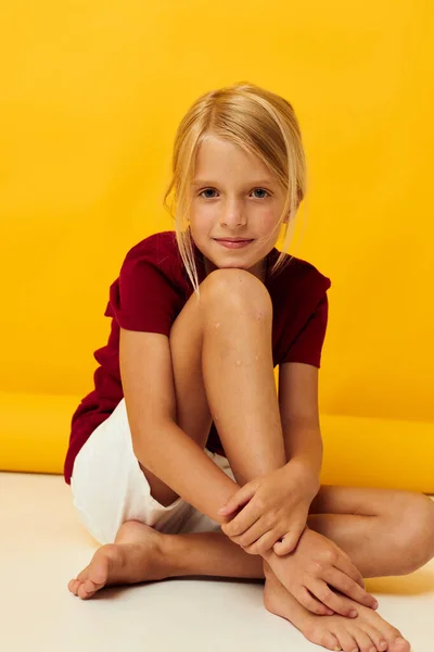 Девушка, сидящая на полу детские эмоции весело — стоковое фото