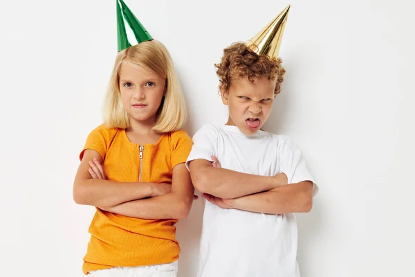 Lindos niños preescolares en casquillos multicolores cumpleaños emoción estilo de vida sin cambios — Foto de Stock