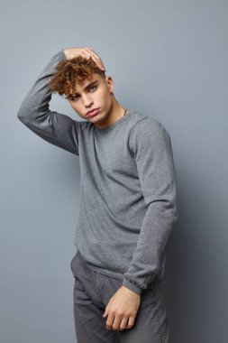 Yakışıklı genç adam şık giyiniyor. Model izole bir arka plan.