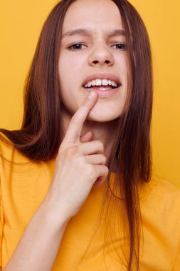 Delikanlı kadın modaya uygun gençlik tarzı giyiniyor.