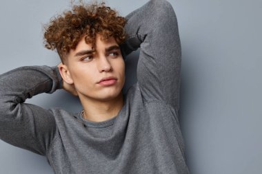 Şık giyinen şık bir adam. Model izole edilmiş bir arka plan.