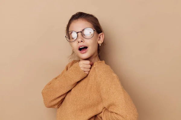 Söt flicka med glasögon känslor gest händer beige bakgrund — Stockfoto