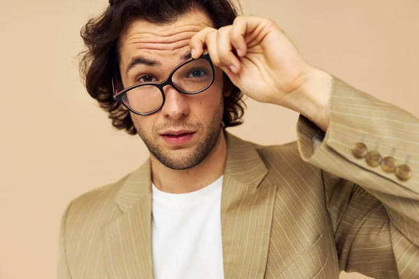 Veselý muž v obleku pózující emoce nosí brýle Životní styl beze změny — Stock fotografie
