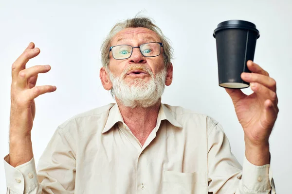 Starší šedovlasý muž s šedým vousem v košili a brýlemi oříznutý pohled — Stock fotografie