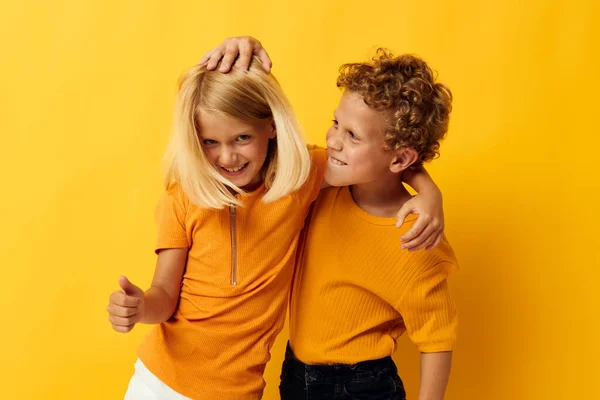 Πορτρέτο των χαριτωμένων παιδιών casual φορούν παιχνίδια διασκέδαση μαζί ποζάρουν σε έγχρωμο φόντο — Φωτογραφία Αρχείου