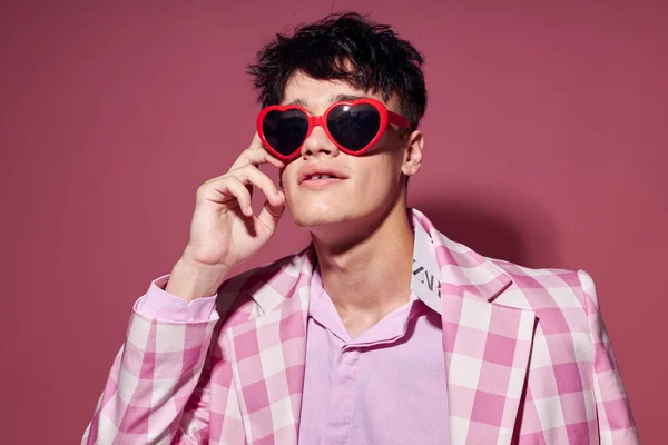 Красивий хлопець сонцезахисні окуляри рожева блейзерна мода елегантний стиль ізольований фон незмінний — стокове фото