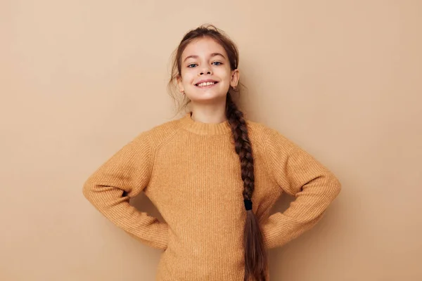 Söt ung flicka lång pigtail beige tröja grimace livsstil oförändrad — Stockfoto
