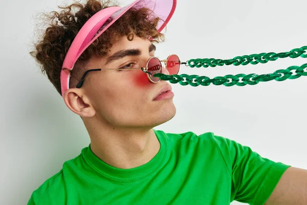 Дивний хлопець зелена футболка прикраса модні окуляри ізольований фон — стокове фото
