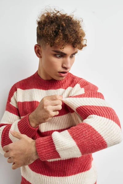 Jóképű fiatalember csíkos pulóver pózol elszigetelt háttér — Stock Fotó
