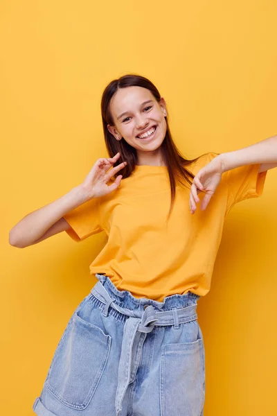 Ung vacker kvinna mode i gul t-shirt denim shorts isolerad bakgrund — Stockfoto