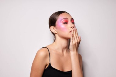 Güzel kadın gülümsüyor. Parlak pembe makyaj duyguları. Kozmetik ürünler.