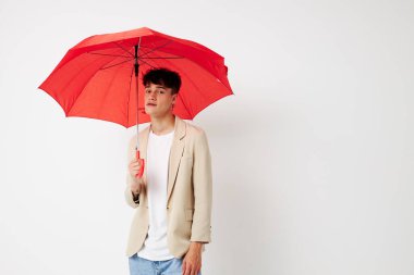 Yakışıklı adam el ele yağmur koruması modern tarz izole edilmiş arka plan değiştirilmemiş