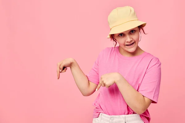 Stílusos tizenéves lány modell divat ruhák kalap rózsaszín póló dekoráció pózol — Stock Fotó