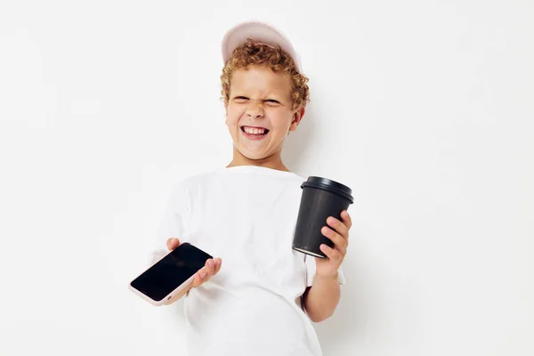 Niño hablando por teléfono con un fondo de cristal negro inalterado — Foto de Stock
