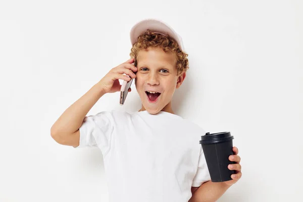 Lindo chico qué tipo de bebida es el teléfono en la mano comunicación luz fondo inalterado — Foto de Stock