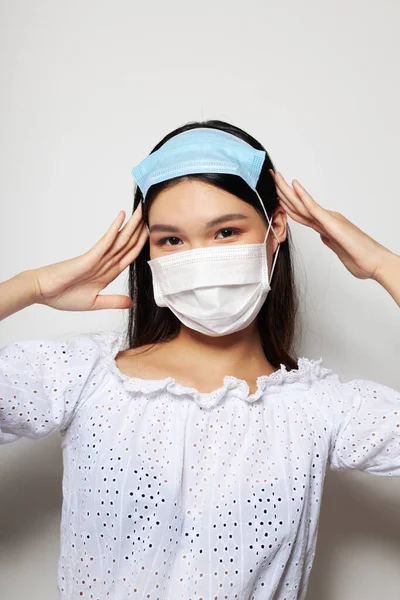 Женщина две медицинские маски на голове защиты изолированный фон без изменений — стоковое фото