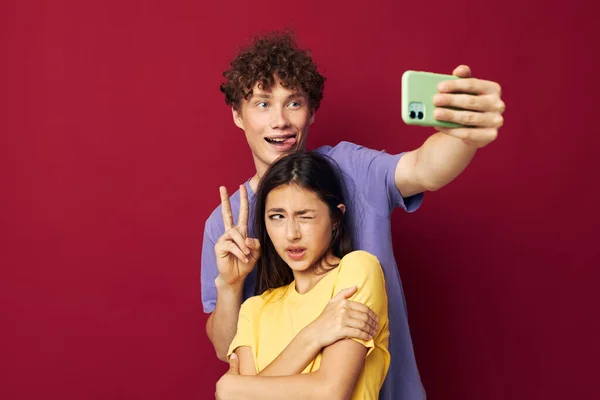 Leuk guy en meisje nemen een selfie poseren knuffel jeugd stijl — Stockfoto
