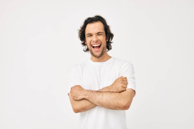 Beyaz tişörtlü çekici bir adam telefonla iletişim kuruyor. Yaşam tarzı değişmemiş.