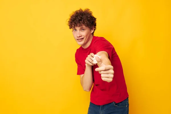 Gars avec des cheveux bouclés rouges dans des masques de protection de sécurité posant fond jaune inchangé — Photo