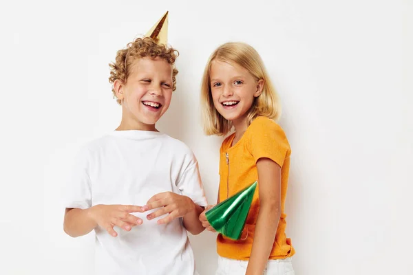 Crianças pequenas com bonés em sua cabeça férias entretenimento estilo de vida inalterado — Fotografia de Stock