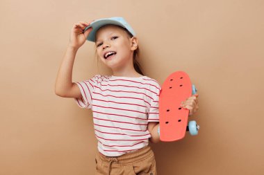 Mavi şapkalı, çizgili tişörtlü, güzel bir kız. Hayat tarzını değiştirmemişsin.