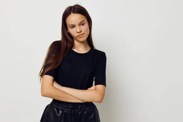 Jeune belle femme en pantalon noir et un T-shirt mode fond isolé — Photo