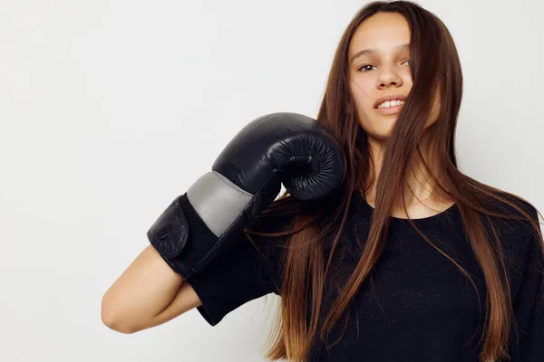 Joven hermosa mujer en negro deportes uniforme boxeo guantes posando aislado fondo — Foto de Stock