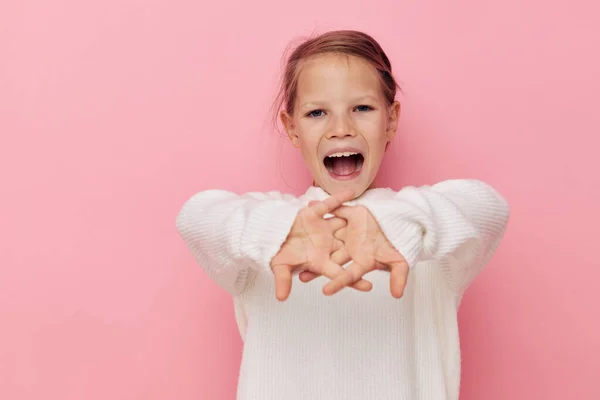 Маленькая девочка белый свитер позирует весело изолированный фон — стоковое фото