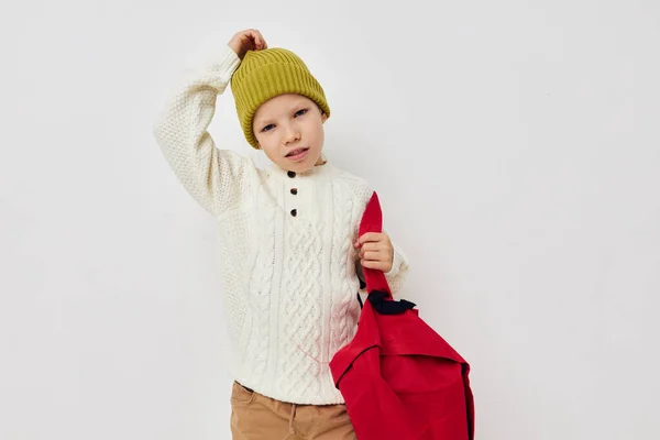 Roztomilý dívka červená batoh stylové oblečení dětství beze změny — Stock fotografie