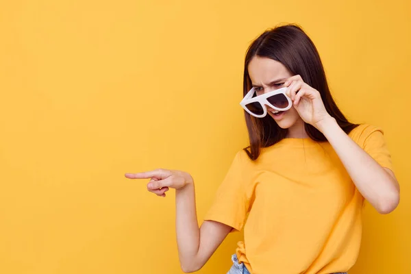 Optimistisk ung kvinna hand gest känslor sommar stil gul bakgrund — Stockfoto