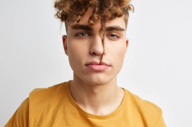 Sarı tişörtlü yakışıklı adam duygularını dışa vuruyor.