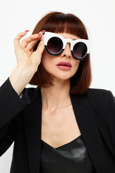Foto bonita mulher em um terno preto óculos de sol luxo isolado fundo — Fotografia de Stock