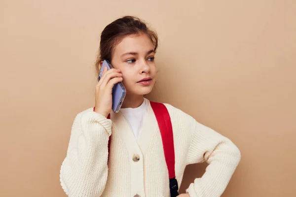Jolie jeune fille parler au téléphone avec un sac à dos enfance inchangée — Photo