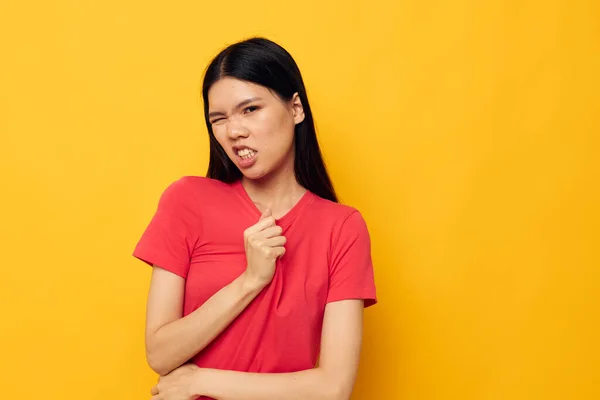 Jolie brune gestes avec ses mains dans des vêtements décontractés copier-espace style de vie inchangé — Photo