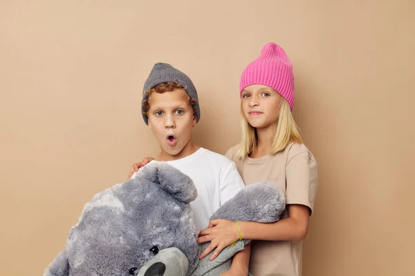 Leuke stijlvolle kinderen staan naast poseren speelgoed emoties jeugd ongewijzigd — Stockfoto