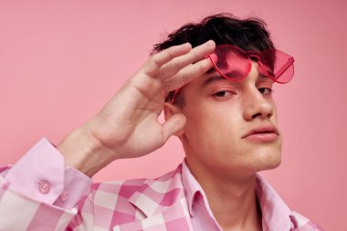 Modaya uygun ceketli genç bir adam. Kendine güveni olan el kol hareketleri. Yaşam tarzı değişmemiş.