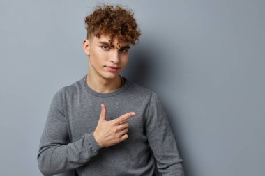 Gri sweatshirt 'lü tuhaf adam. Moda stüdyosu. Yaşam tarzı değişmemiş.