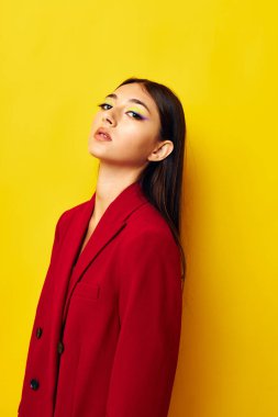 Kırmızı ceketli güzel esmer. Kozmetik ceketli. Sarı arka planda değişme yok.