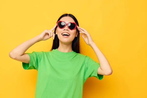 Porträtt asiatisk vacker ung kvinna sommar stil solglasögon närbild isolerad bakgrund oförändrad — Stockfoto
