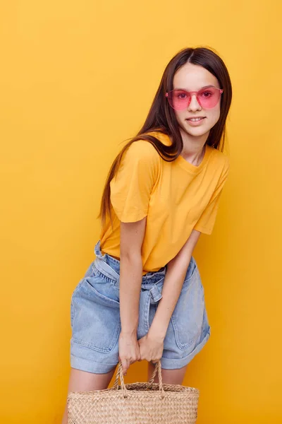 Hermosa chica rosa gafas estilo juvenil casual desgaste rosa gafas aislado fondo —  Fotos de Stock