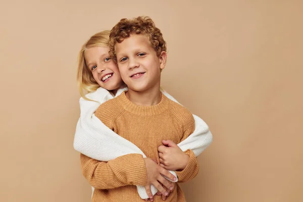 Lindo elegante abrazo de los niños entretenimiento posando amistad Estilo de vida inalterado — Foto de Stock