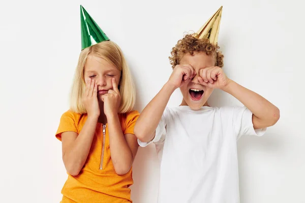 Lindos niños preescolares en casquillos multicolores cumpleaños emoción estilo de vida sin cambios —  Fotos de Stock