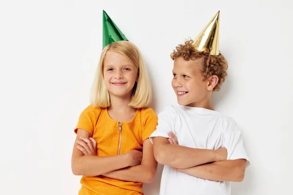 Маленькі діти в різнокольорових шапочках день народження емоції спосіб життя незмінний — стокове фото
