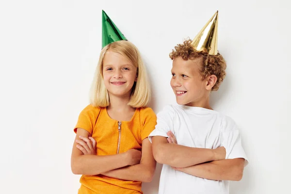 Niños pequeños en gorras multicolores cumpleaños fiesta emoción estilo de vida inalterado — Foto de Stock