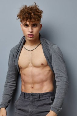 Tarz sahibi, seksi, kendine güvenen, soyutlanmış biri.