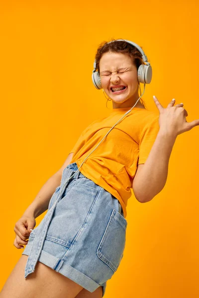 Portré egy fiatal nő hallgat zenét fejhallgatón Ifjúsági stílus vágott kilátás változatlan — Stock Fotó