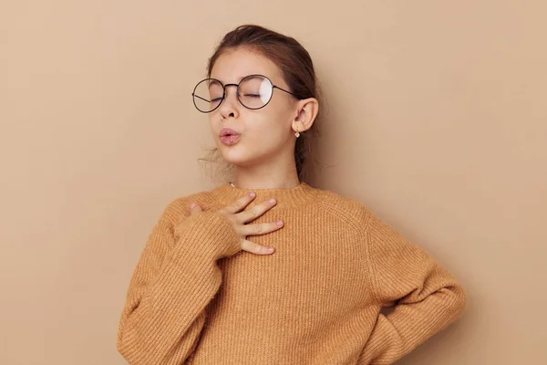 Jolie jeune fille avec des lunettes émotions geste mains Lifestyle inaltérée — Photo