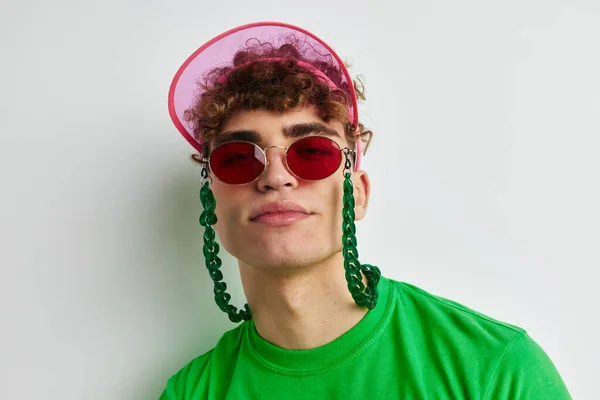 Красивий молодий чоловік зелена футболка прикраса модні окуляри Стиль життя незмінний — стокове фото